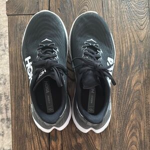 Hoka tennis shoes. Women’s size 8